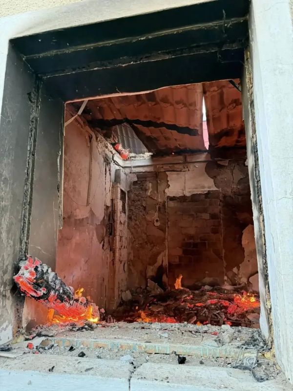 В Константиновке из-за атаки ВСУ сгорело здание Совета депутатов Горностаевского округа В Константиновке из-за атаки ВСУ сгорело здание Совета депутатов Горностаевского округа