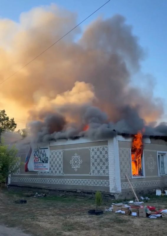 В Константиновке из-за атаки ВСУ сгорело здание Совета депутатов Горностаевского округа В Константиновке из-за атаки ВСУ сгорело здание Совета депутатов Горностаевского округа
