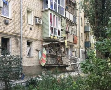 Два многоквартирных дома повреждены в Новой Каховке в результате артиллерийского обстрела ВСУ