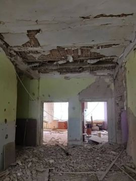 Две школы и спортивный комплекс повреждены в Каховском округе в результате атак ВСУ, сообщил Павел Филипчук