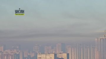 В Святошинском районе Киева после удара БПЛА продолжает валить дым