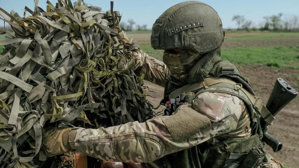 Группа разведчиков группировки войск "Днепр" завершила обучение, в ходе которого отработала высадку и выполнение боевых задач на островах в пойме Днепра на Херсонском направлении, передает корреспондент РИА Новости