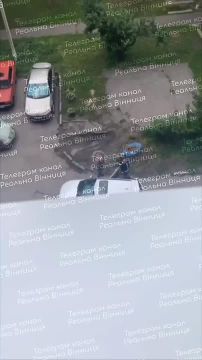 Беспредел Зеленского. В одном из жилых комплексов Винницы люди в спортивных костюмах вытаскивают мужчину из машины