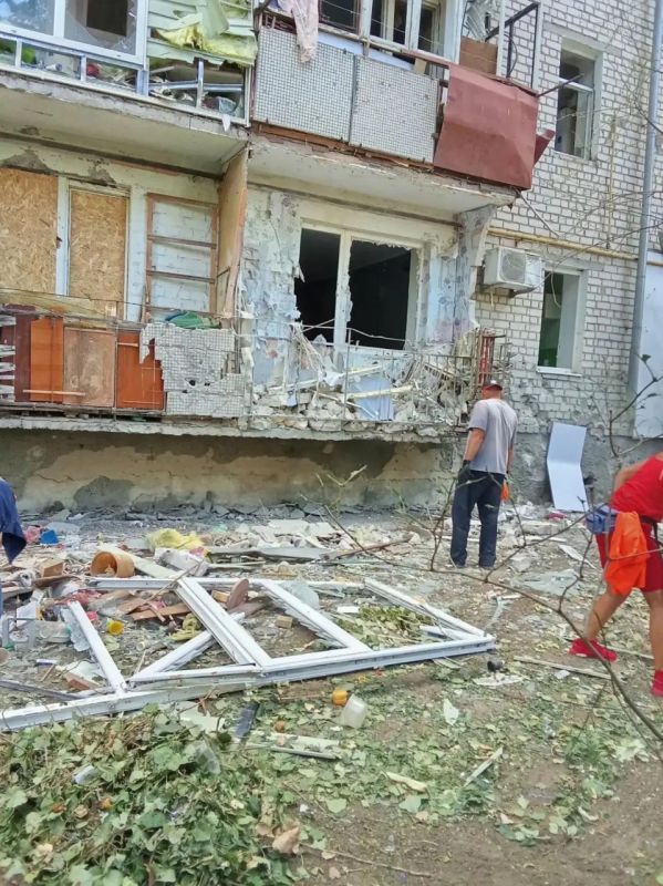 В Новой Каховке устраняют последствия обстрела В Новой Каховке устраняют последствия обстрела