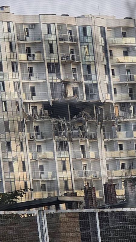 В результате ночной атаки в Одессе поврежден 19-этажный жилой дом В результате ночной атаки в Одессе поврежден 19-этажный жилой дом