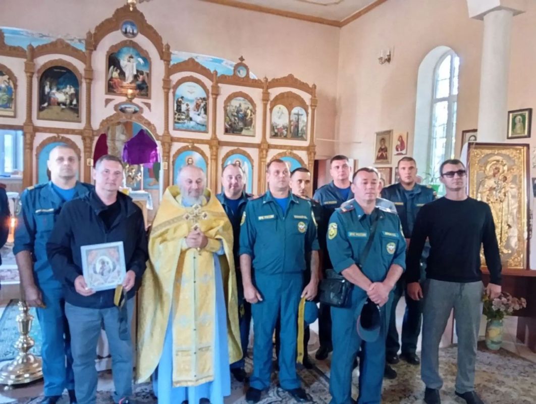 В день празднования иконы Божией Матери "Неопалимая Купина" священнослужители Скадовской епархии совершили молебны для сотрудников МЧС В день празднования иконы Божией Матери "Неопалимая Купина" священнослужители Скадовской епархии совершили молебны для сотрудников МЧС