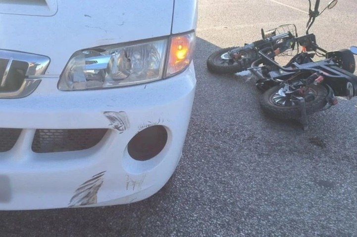 В Геническе женщина на электросамокате попала в больницу после ДТП
