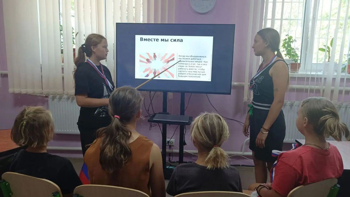 В Богдановском сельском клубе состоялся патриотический час «Вместе мы — сила» В Богдановском сельском клубе состоялся патриотический час «Вместе мы — сила»