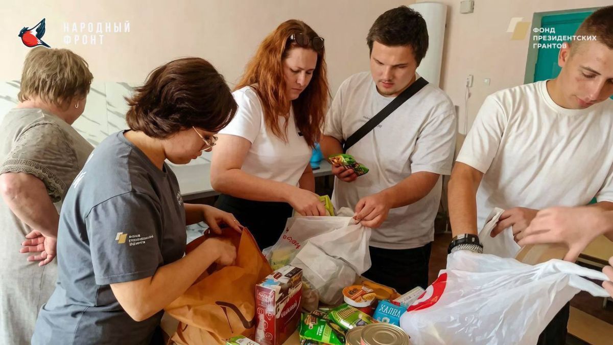 Активисты Молодёжки НФ передали студентам ГБПОУ ХО «Генический строительный колледж», проживающим в общежитии, продуктовые наборы с необходимой гуманитарной помощью