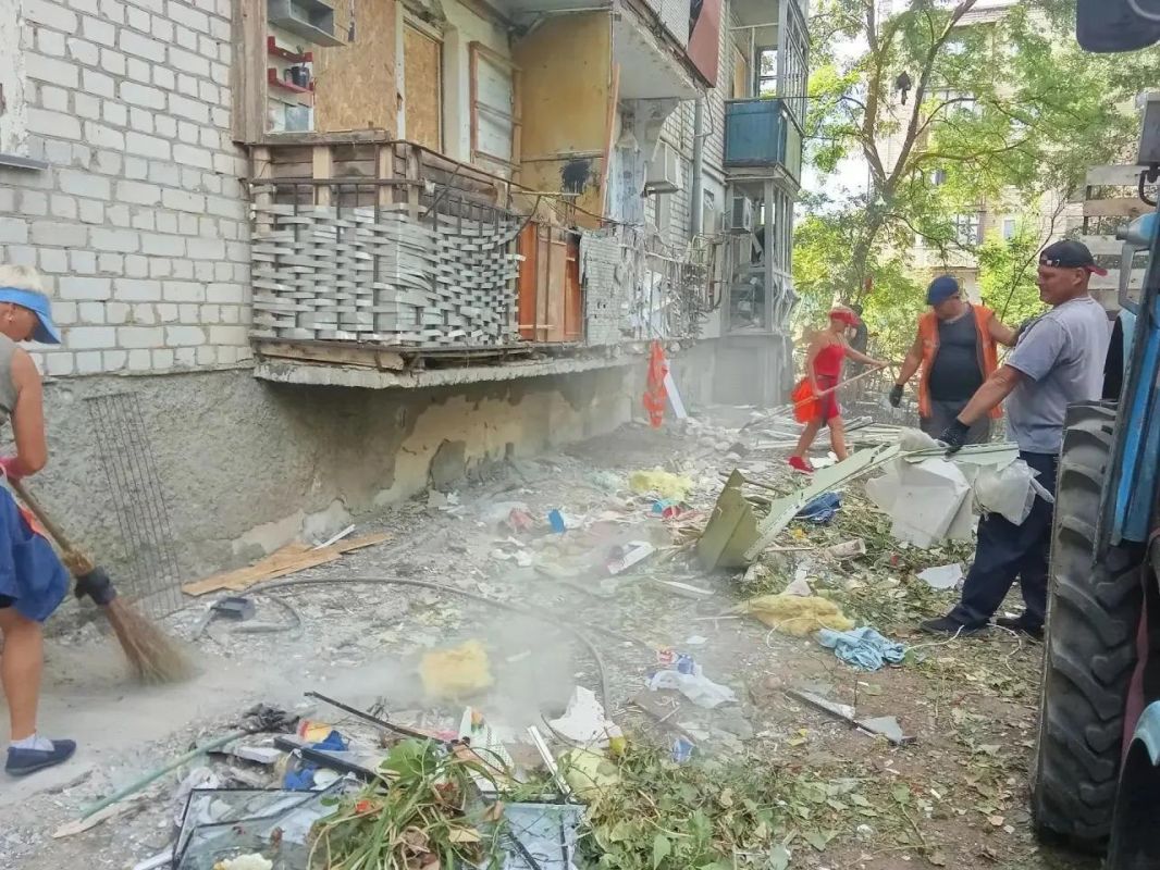 В Новой Каховке устраняют последствия обстрела В Новой Каховке устраняют последствия обстрела