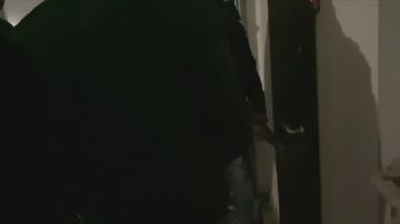 ФСБ обнародовала оперативное видео задержания 47-летнего жителя Севастополя, который работал на СБУ