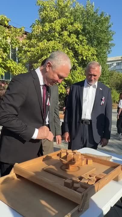 Где еще, как не у нас? Губернатор - за партией в настолку!