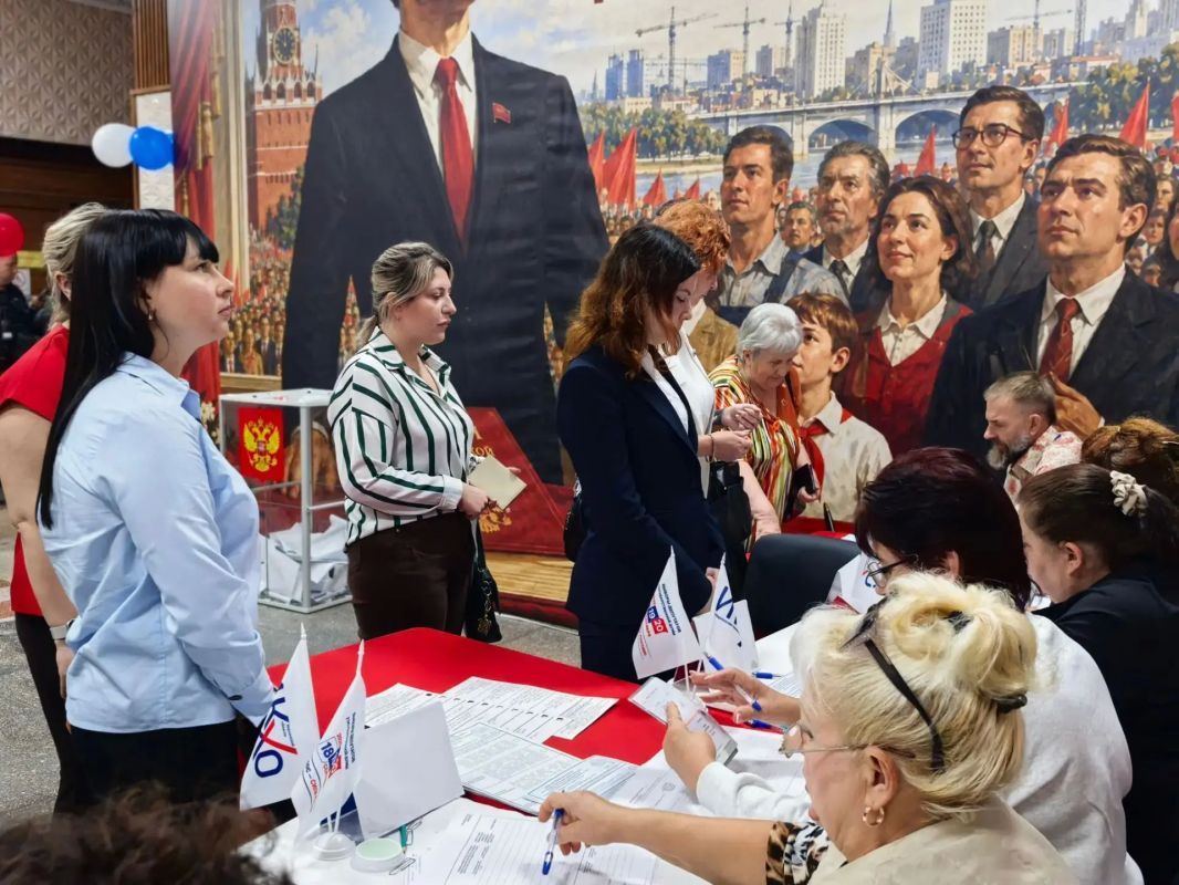 Артем Лагойский: Сегодня вместе со всем коллективом Министерства культуры Херсонской области пришли на избирательный участок №82, который расположен в Геническом кинотеатре «Россия» Артем Лагойский: Сегодня вместе со всем коллективом Министерства культуры Херсонской области пришли на избирательный участок №82, который расположен в Геническом кинотеатре «Россия»