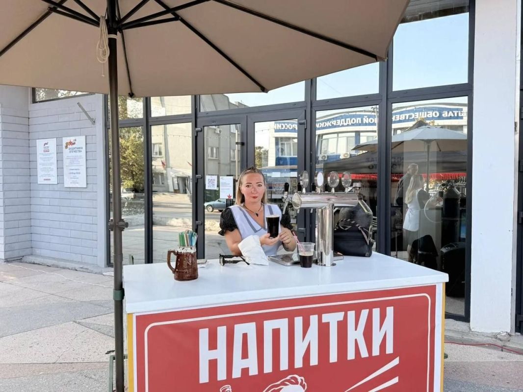 Назад в 60-е: в Геническе избирательный участок превратили в машину времени Назад в 60-е: в Геническе избирательный участок превратили в машину времени