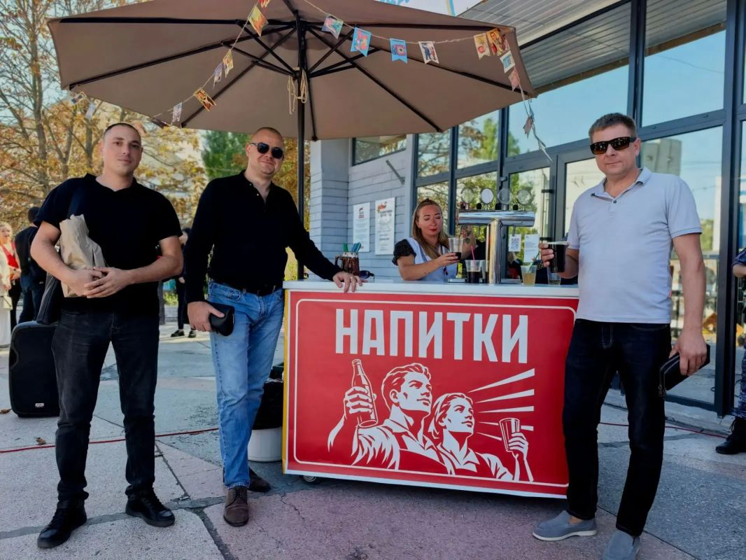 Артем Лагойский: Сегодня вместе со всем коллективом Министерства культуры Херсонской области пришли на избирательный участок №82, который расположен в Геническом кинотеатре «Россия» Артем Лагойский: Сегодня вместе со всем коллективом Министерства культуры Херсонской области пришли на избирательный участок №82, который расположен в Геническом кинотеатре «Россия»