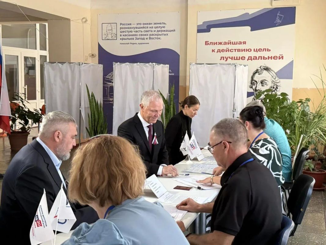 Владимир Сальдо первым отдал голос на выборах депутатов Госдумы Владимир Сальдо первым отдал голос на выборах депутатов Госдумы