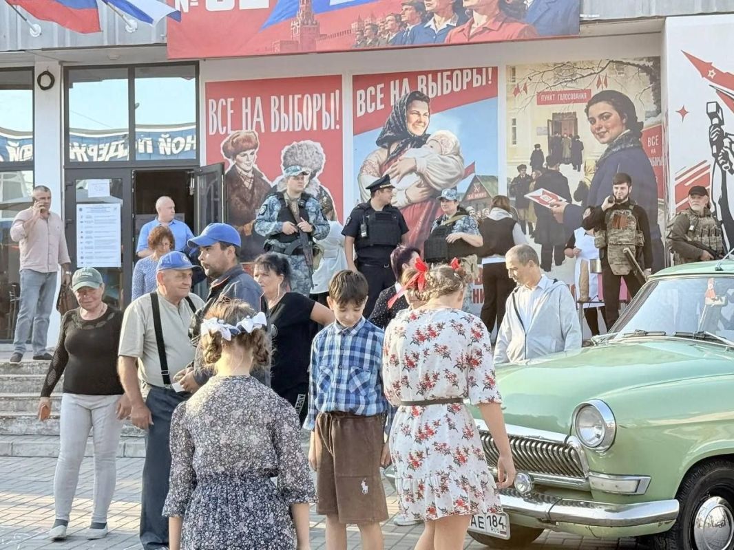 Назад в 60-е: в Геническе избирательный участок превратили в машину времени Назад в 60-е: в Геническе избирательный участок превратили в машину времени