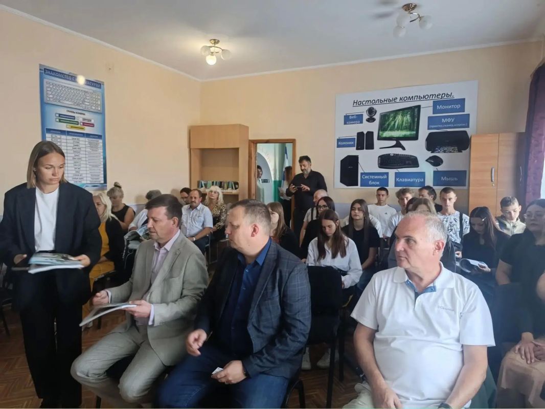 В Геническом строительном колледже состоялась презентация специального выпуска журнала «Родина» В Геническом строительном колледже состоялась презентация специального выпуска журнала «Родина»