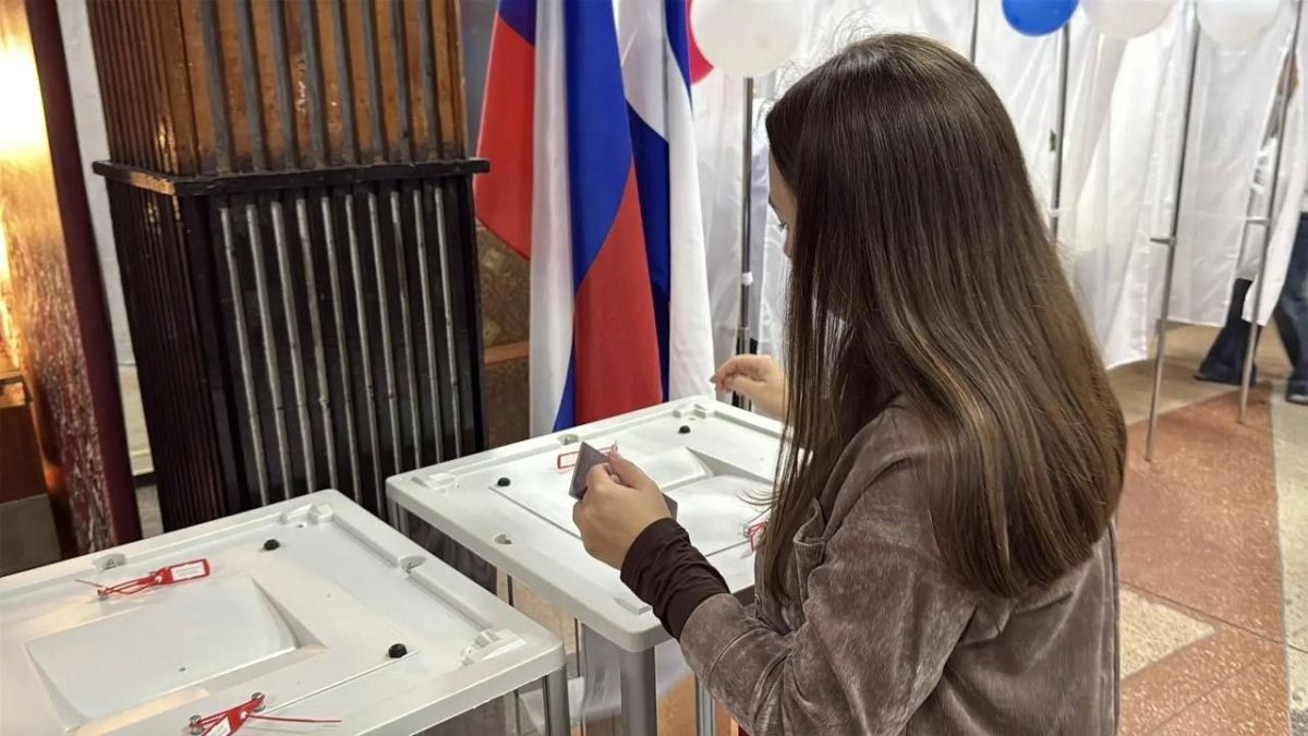 Назад в 60-е: в Геническе избирательный участок превратили в машину времени Назад в 60-е: в Геническе избирательный участок превратили в машину времени