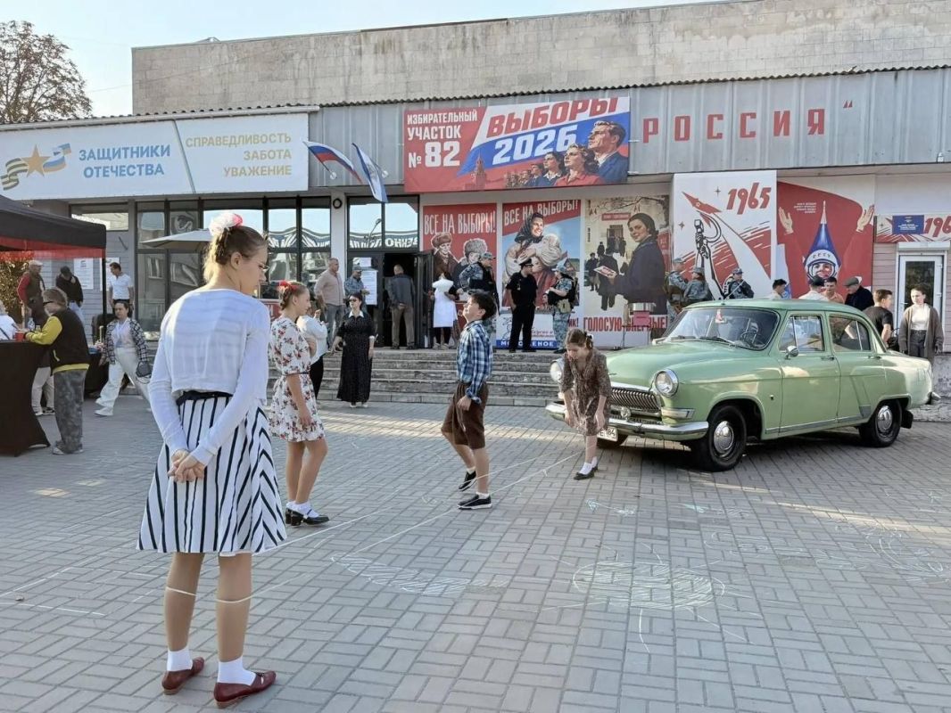 Назад в 60-е: в Геническе избирательный участок превратили в машину времени Назад в 60-е: в Геническе избирательный участок превратили в машину времени