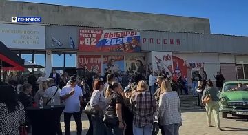 Кто там ностальгирует по СССР? На избирательном участке в Геническе открылась машина времени — мужики играют в домино, дети прыгают в резиночки, буфетчицы угощают всех лимонадами и булочками