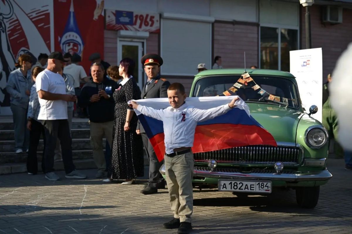 Владимир Сальдо: С Константином Басюком и Мариной Захаровой осмотрели выставку «Маршрут сквозь года» на избирательном участке № 82 в Геническе Владимир Сальдо: С Константином Басюком и Мариной Захаровой осмотрели выставку «Маршрут сквозь года» на избирательном участке № 82 в Геническе