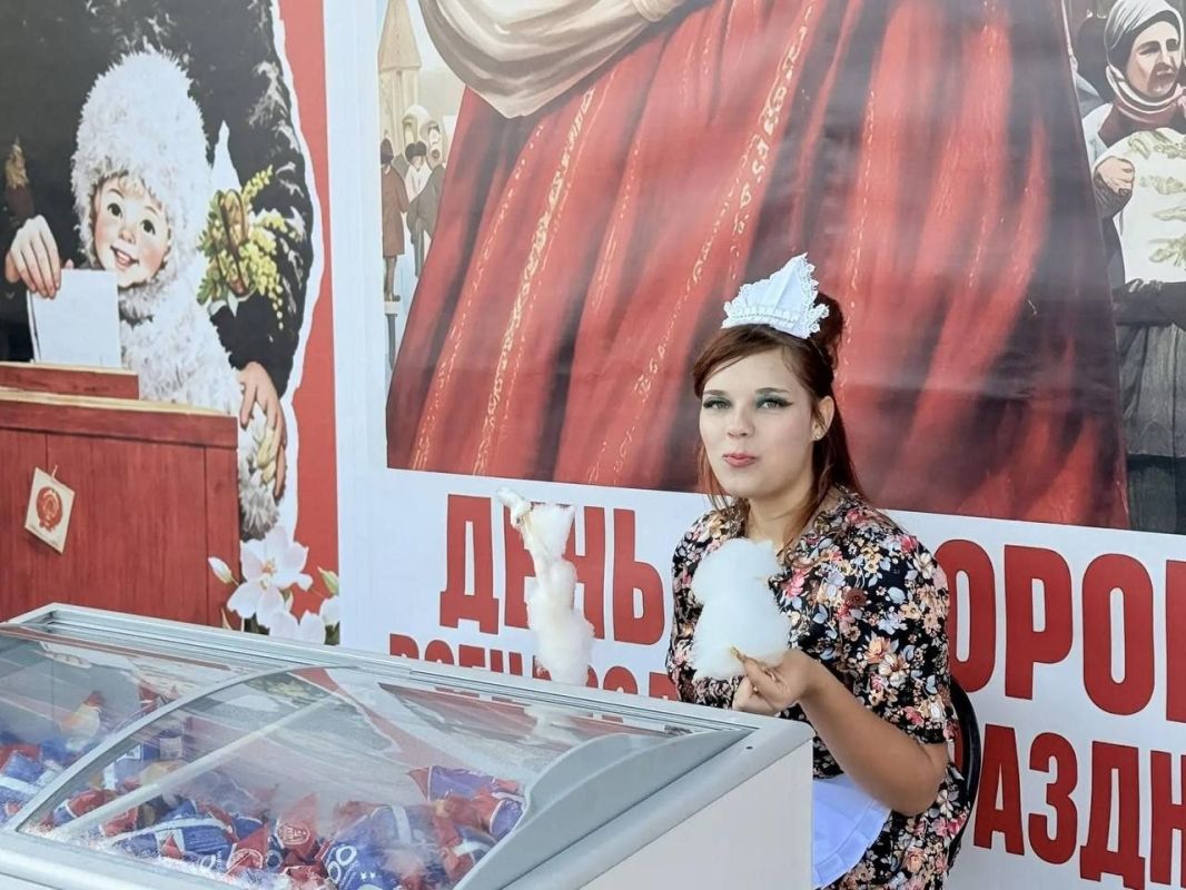 Назад в 60-е: в Геническе избирательный участок превратили в машину времени Назад в 60-е: в Геническе избирательный участок превратили в машину времени