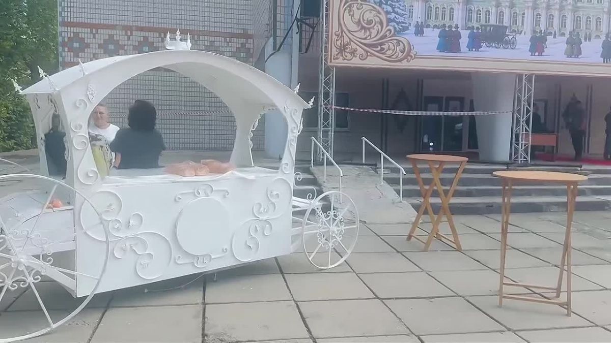 Екатерина II и адмирал Ушаков встречают избирателей в Каланчаке