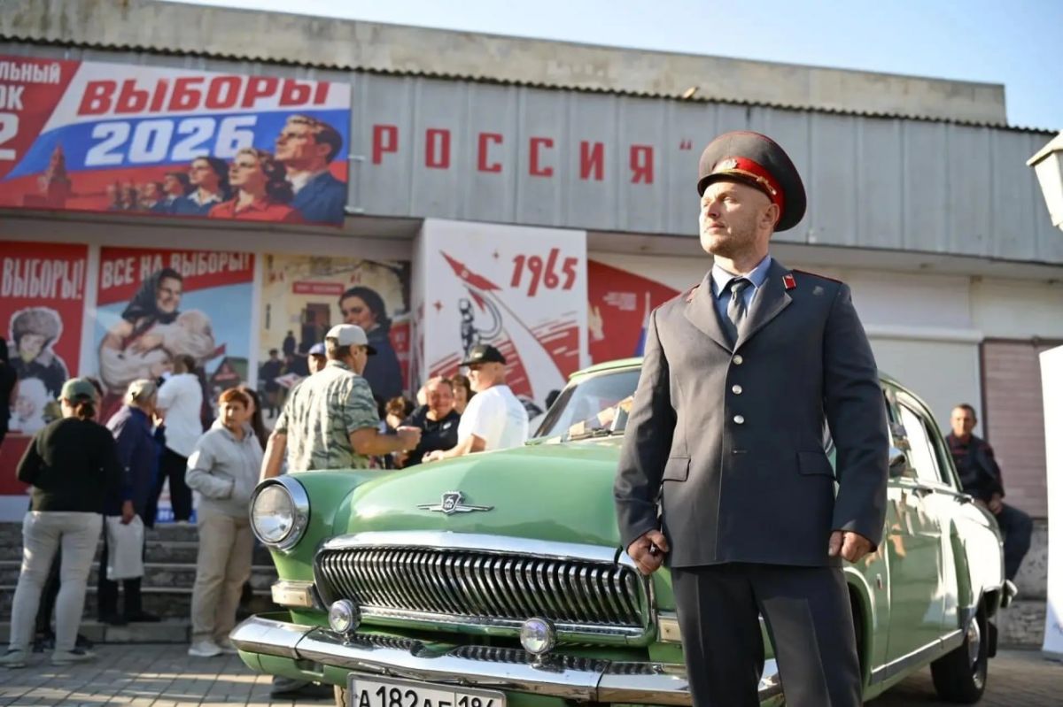 Владимир Сальдо: С Константином Басюком и Мариной Захаровой осмотрели выставку «Маршрут сквозь года» на избирательном участке № 82 в Геническе Владимир Сальдо: С Константином Басюком и Мариной Захаровой осмотрели выставку «Маршрут сквозь года» на избирательном участке № 82 в Геническе