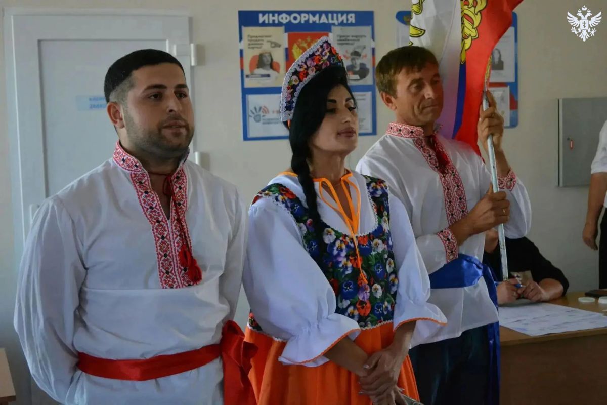 В избирательный участок в селе Вольное местные жители пришли в народных костюмах В избирательный участок в селе Вольное местные жители пришли в народных костюмах