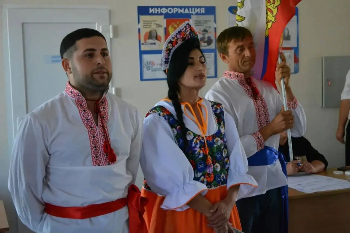 В Вольном Нижнесерогозского округа избиратели приходят на участок в национальных костюмах В Вольном Нижнесерогозского округа избиратели приходят на участок в национальных костюмах