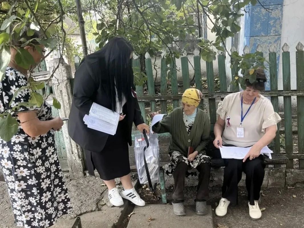 В Херсонской области продолжается подомовой обход избирателей В Херсонской области продолжается подомовой обход избирателей