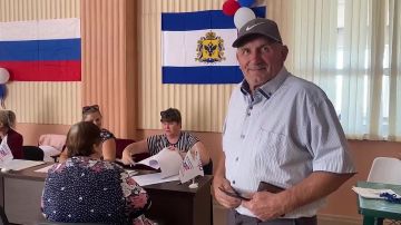 Солисты областных филармонии и дворца культуры в Херсонской области затянули «Матушку-землю» на избирательном участке