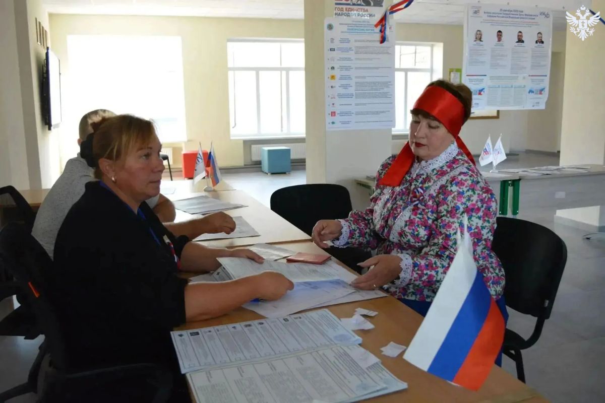 В избирательный участок в селе Вольное местные жители пришли в народных костюмах В избирательный участок в селе Вольное местные жители пришли в народных костюмах