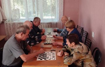 В Великолепетихском центре прошел турнир по шашкам для пожилых людей