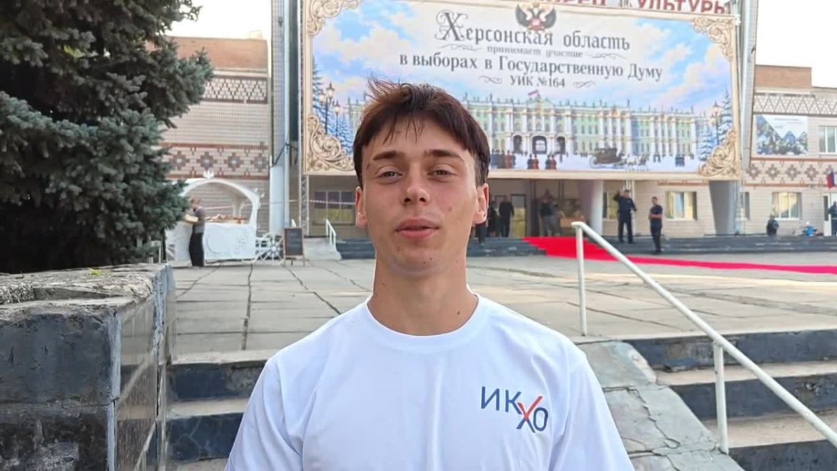 И еще один взгляд из Каланчака — молодежный Волонтер на выборах Григорий Елмазян уже проголосовал и продолжает помогать в организации процесса. А сторонник партии Дмитрий Водка отмечает, что молодые жители приходят на...