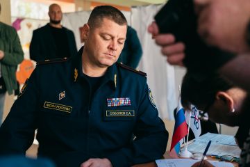 На «молодежном» избирательном участке в Генической школе №3 проголосовал участник спецоперации, кавалер ордена Мужества Евгений Соболев