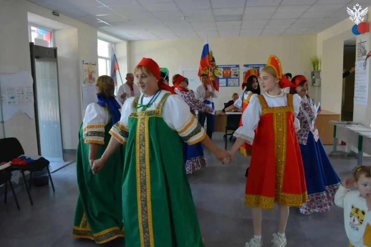 В избирательный участок в селе Вольное местные жители пришли в народных костюмах В избирательный участок в селе Вольное местные жители пришли в народных костюмах
