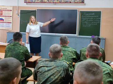 Представитель региональной общественной организации «Совет ветеранов следственных органов» Амурской области Инна Владимировна Путря провела учебное занятие с кадетами профильного кадетского класса СК России