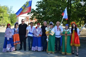 В избирательный участок в селе Вольное местные жители пришли в народных костюмах