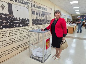 Депутат Алёна Карпук проголосовала на выборах в Госдуму