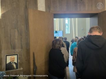 В траурном зале при Широкореченском кладбище в Екатеринбурге проводили в последний путь кандидата филологических наук, доцента факультета журналистики Уральского федерального университета (УрФУ) Рафаиля Исхакова, передает...