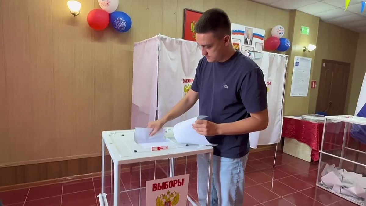 Сотрудник аппарата ИКХО проверил ход голосования в Мирном