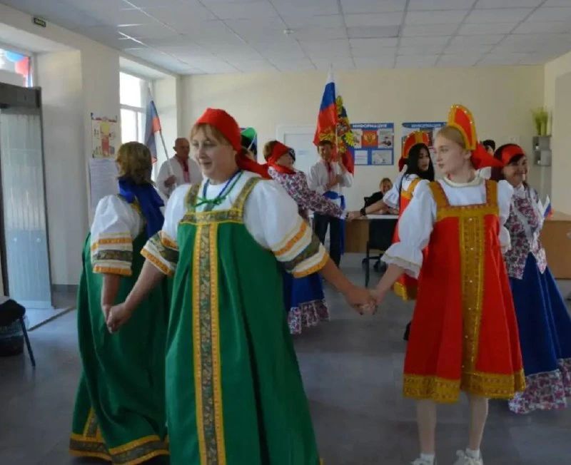 В Вольном Нижнесерогозского округа избиратели приходят на участок в национальных костюмах В Вольном Нижнесерогозского округа избиратели приходят на участок в национальных костюмах