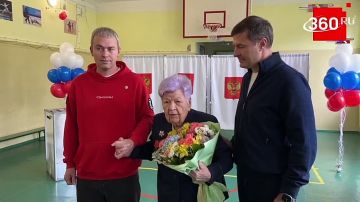 100-летняя ветеран Великой Отечественной войны Адельфина Мазятова отдала свой голос в Дзержинском