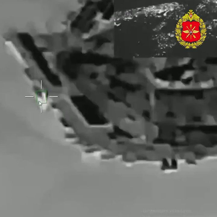 Кадры поражения танкера, который доставлял военные грузы ВСУ в Одесской области — Минобороны