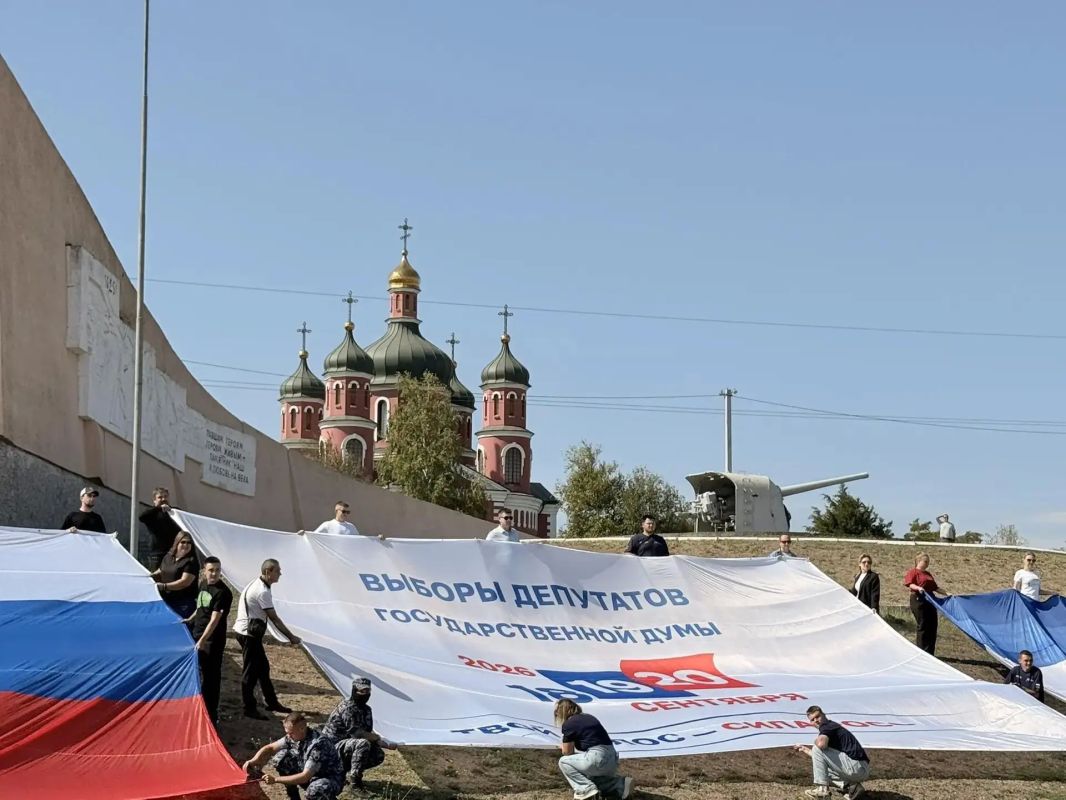 Молодежный флешмоб. В Генической Горке развернули три огромных флага Активисты Херсонской области провели акцию в поддержку выборов 2026. Молодежные организации региона и Росгвардия развернули Флаг РФ, Флаг «Выборы депутатов... Молодежный флешмоб. В Генической Горке развернули три огромных флага Активисты Херсонской области провели акцию в поддержку выборов 2026. Молодежные организации региона и Росгвардия развернули Флаг РФ, Флаг «Выборы депутатов...