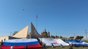 Молодежный флешмоб. В Генической Горке развернули три огромных флага Активисты Херсонской области провели акцию в поддержку выборов 2026. Молодежные организации региона и Росгвардия развернули Флаг РФ, Флаг «Выборы депутатов...