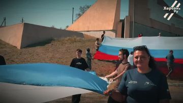 Три полотнища. Три символа. Одна страна