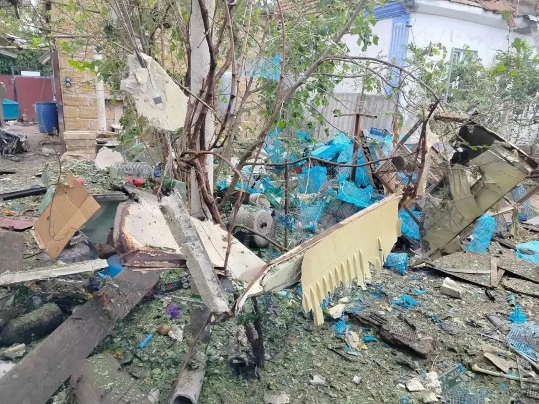 В результате атаки БпЛА в городе Таврийск повреждены 4 индивидуальных жилых дома и хозяйственная постройка — сообщил врио главы Новокаховского округа В.Оганесов В результате атаки БпЛА в городе Таврийск повреждены 4 индивидуальных жилых дома и хозяйственная постройка — сообщил врио главы Новокаховского округа В.Оганесов